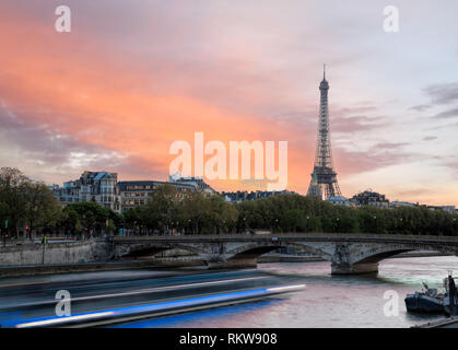 Parigi con la Torre Eiffel contro il tramonto colorato in Francia Foto Stock