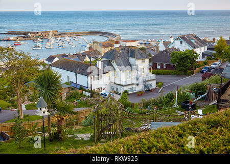 Il bella vista dall'alto Cobb strada per il famoso uomo-reso porto di Cobb di Lyme Regis con le barche ormeggiate e yacht. Il West Dorset. Inghilterra Foto Stock