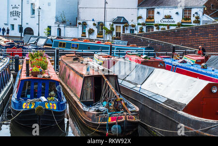 Narrowboats ormeggiata in Gas Street Basin nel centro di Birmingham. Foto Stock