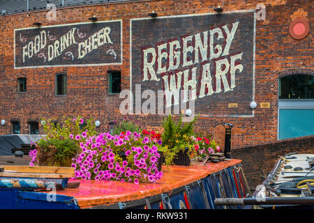 Barche ormeggiate nei Gas Street Basin nel centro di Birmingham. Foto Stock