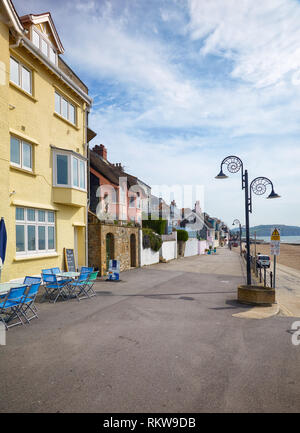 La vista del Lyme Regis Marine Parade - una passeggiata lungo la baia di Lyme, una parte di South West Coast Path. Il West Dorset. Inghilterra Foto Stock