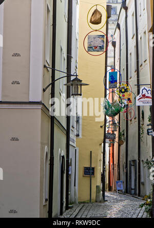 Wittgasse; artisti vicolo della città di Passau in Germania meridionale Foto Stock