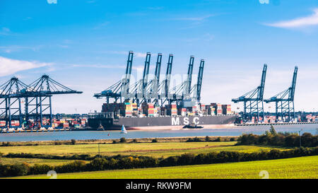 Il contenitore banchine del porto di Felixstowe visto da tutta l'estuario. Foto Stock