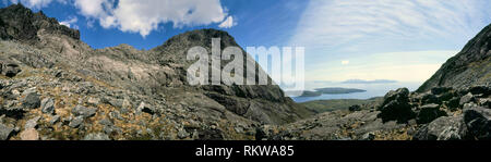 360° vista panoramica da filati di cocco' un' alta Ghrunnda nelle montagne Cuillin sull'Isola di Skye con le isole di Soay (vicino), Rum & Eigg (sull'orizzonte). Foto Stock