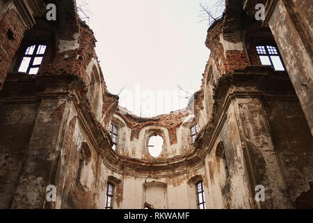 Le rovine di una vecchia chiesa in rovina. rosso mattone archi in rovina Foto Stock
