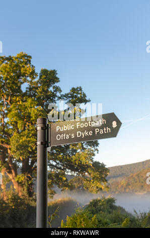 Offa's Dyke sentiero segno nella valle del Wye Bigsweir vicino. Foto Stock