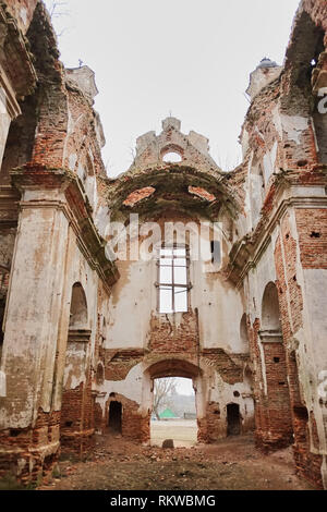 Le rovine di una vecchia chiesa in rovina. rosso mattone archi in rovina Foto Stock
