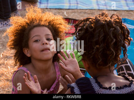 Due bambine giocare sull'erba a Latitude Festival 2018. Foto Stock