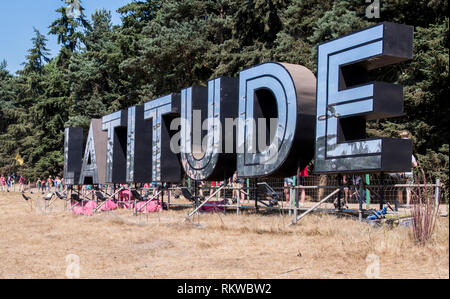 Il segno di latitudine con alcuni iconica pecore rosa sotto al Festival Latitude 2018. Foto Stock