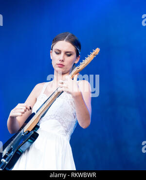 Lupo Alice performing live sul palco obelisco al Festival Latitude 2018. Foto Stock