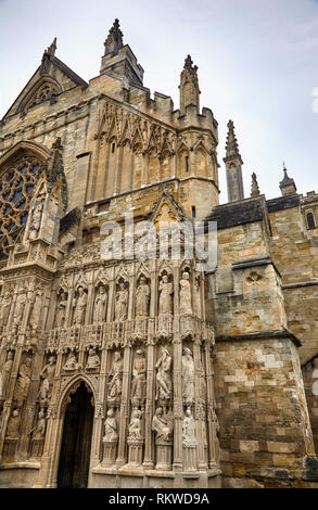 La parte della facciata ovest della Cattedrale di Exeter con immagine frontale schermo coperto in una ricchezza di carving, dominato da tre righe di statue in nicchie. Foto Stock