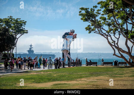 Resa incondizionata statua presso la USS Midway in San Diego. Foto Stock