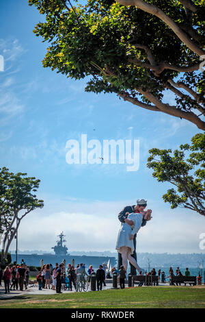 Resa incondizionata statua presso la USS Midway in San Diego. Foto Stock