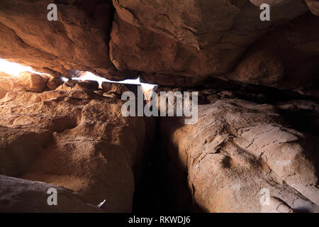 All'interno guardando fuori nel Al Qara grotte in Arabia Saudita Foto Stock