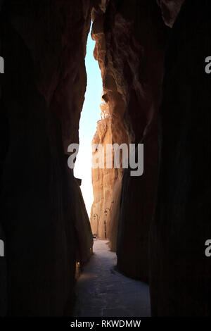 All'interno guardando fuori nel Al Qara grotte in Arabia Saudita Foto Stock