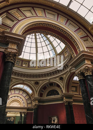 La Galleria Nazionale si trova a Trafalgar Square, London, Regno Unito - 2 Agosto 2017: tetto a cupola sagomata in cerchio quando si cerca Foto Stock