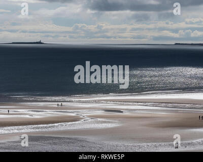 Vista della spiaggia di Alnmouth con Coquet Island in distanza. Foto Stock