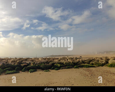 Poole, Dorset, Regno Unito. 12 Febbraio, 2019. Una bella giornata e poi il mare di nebbia è venuto giù. Poi il sole si è disgregata e ha cominciato a muoversi così rapidamente come è venuto. Suzanne credito McGowan / Alamy Live News. Foto Stock