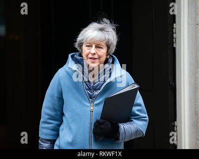 Londra, Regno Unito. 12 Febbraio, 2019. Primo ministro britannico, Theresa Maggio, le foglie per il Parlamento. Lei sta cercando di portare a termine i suoi piani Brexit davanti al 29 marzo scadenza. Ella ha promesso MPs un finale, voto decisivo sul suo Brexit trattativa con l'UE. Credito: Tommy Londra/Alamy Live News Foto Stock