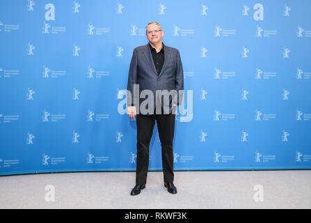 Berlino, Germania. Xi Febbraio, 2019. Regista e sceneggiatore Adam McKay del film "Vice" assiste un photocall durante la sessantanovesima Festival Internazionale del Cinema di Berlino a Berlino, Germania, 11 febbraio, 2019. Credito: Shan Yuqi/Xinhua/Alamy Live News Foto Stock
