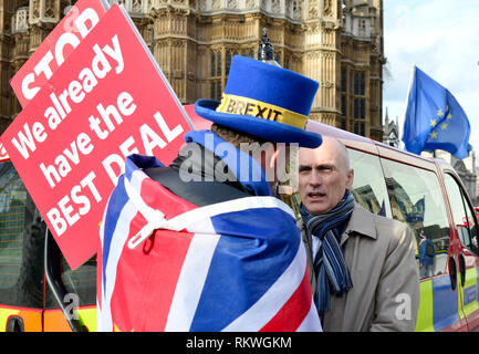 Westminster, Londra, Regno Unito. 12 feb 2019. I politici intorno al College Green, Westminster. Chris Williamson MP (laboratorio) parlando di Steve Bray, SODEM Anti-Brexit diruttori Credito: PjrFoto/Alamy Live News Foto Stock