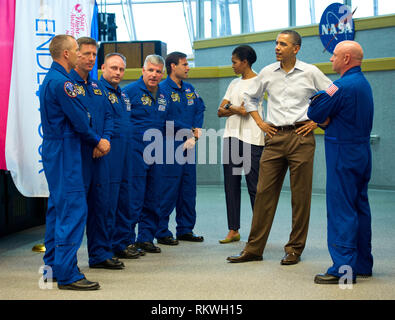 Cape Canaveral, in Florida, Stati Uniti d'America. 29 apr 2011. Il Presidente degli Stati Uniti Barack Obama e la First Lady Michelle Obama soddisfare con STS-134 Space Shuttle Endeavour commander Mark Kelly, destro e la navetta astronauti, da sinistra, Andrew Feustel, Agenzia Spaziale Europea di Roberto Vittori, Michael Fincke, Gregorio H. Johnson e Greg Chamitoff, dopo il loro lancio è stata strofinata, Venerdì, 29 aprile 2011, presso il Kennedy Space Center di Cape Canaveral, in Florida.Mandatory Credit: Bill Ingalls/NASA via CNP Credito: Bill Ingalls/CNP/ZUMA filo/Alamy Live News Foto Stock