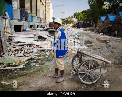 Sihanoukville, Preah Sihanouk, Cambogia. 12 Feb, 2019. Un cambogiano lavoratore edile passeggiate a piedi attraverso il Blue Bay casino resort e sviluppo sotto la costruzione in Sihanoukville. Ci sono circa 50 casinò cinese e resort hotel aperto o in costruzione in Sihanoukville. I CASINÒ sono cambiando la città, una volta che una sonnolenta porta sul sudest asiatico del ''backpacker trail'' in una fiorente città. Il cambiamento è in arrivo con un costo però. Molti residenti cambogiano di Sihanoukville hanno perso le loro case per fare la strada per il casinò e i lavori sono in corso per lavoratori cinesi, portato in Foto Stock