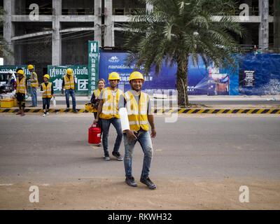 Sihanoukville, Preah Sihanouk, Cambogia. 12 Feb, 2019. Costruzione cinese i lavoratori a piedi torna a un campo di lavoro vicino al Blue Bay, un Cinese finanziate resort and casino lo sviluppo, a Sihanoukville. Ci sono circa 50 casinò cinese e resort hotel aperto o in costruzione in Sihanoukville. I CASINÒ sono cambiando la città, una volta che una sonnolenta porta sul sudest asiatico del ''backpacker trail'' in una fiorente città. Il cambiamento è in arrivo con un costo però. Molti residenti cambogiano di Sihanoukville hanno perso le loro case per fare la strada per il casinò e i lavori sono in corso per lavoratori cinesi Foto Stock