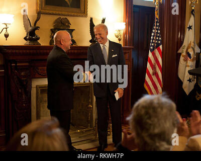 Vice presidente Joe Biden scuote le mani con il Capitano Mark Kelly durante la sua cerimonia di pensionamento del Segretario di guerra Suite di Eisenhower Executive Office Building in Washington, DC, 6 ottobre 2011. Kelly è stata presentata la legione di merito e il Distinguished Flying Cross medaglie dal Vice Presidente e Kelly la moglie, U.S. Sost. Gabrielle Giffords, per i suoi venticinque anni di servizio con la marina militare e la NASA. Credito: David Lienemann - White House via CNP | Utilizzo di tutto il mondo Foto Stock