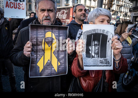 Barcellona, Spagna. 12 feb 2019. I lavoratori del Dipartimento di Economia e finanza mostra manifesti di solidarietà con i prigionieri politici. Centinaia di lavoratori e funzionari dell'ufficio generale della Catalogna sono andati fuori per mostrare la propria solidarietà con i prigionieri politici il loro primo giorno di prova. I lavoratori del Dipartimento di Economia hanno bloccato il traffico della Gran Vía durante la protesta. Credito: SOPA Immagini limitata/Alamy Live News Foto Stock