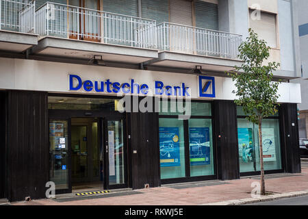 Tarent, Italia. 03 ott 2018. 'Deutsche banca " si trova presso la succursale dell'ente finanziario nel centro cittadino di Taranto. Credito: Fernando Gutierrez-Juarez/dpa-Zentralbild/ZB/dpa/Alamy Live News Foto Stock