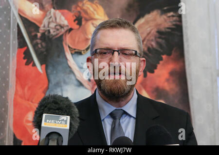 Gdansk, Polonia. 12 Feb, 2019. Estrema destra politico e regista cinematografica Grzegorz Braun parlando ai media di fronte a San Michele Arcangelo la pittura è visto. Braun è stata ufficialmente approvata dalla commissione elettorale come candidato per il Sindaco di Danzica. Elezioni, dopo l omicidio del sindaco Pawel Adamowicz a gennaio 13th. si terrà il 3 marzo. Credito: Max Ardulf/Alamy Live News Foto Stock