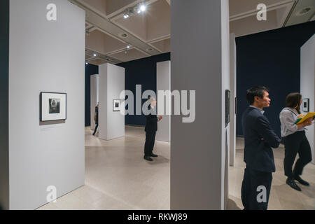 Londra, UK, 12 Febbraio 2019 : Diane Arbus (1923 - 1971) mostra, all'inizio, si apre in Hayward Gallery dal XIII Febbraio fino al 6 maggio 2019. Lei ha fatto la maggior parte delle sue fotografie in New York City, dove nacque e morì. Le fotografie dei bambini e gli eccentrici, coppie e artisti del circo, impersonificazione femminile e midtown shoppers, sono tra i più intimi, sorprendente e ammaliante opere d arte del XX secolo. La mostra è curata da Jeff L. Rosenheim, curatore responsabile del Dipartimento di fotografie al Metropolitan Museum of Art di New York. Foto Stock