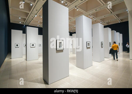 Londra, UK, 12 Febbraio 2019 : Diane Arbus (1923 - 1971) mostra, all'inizio, si apre in Hayward Gallery dal XIII Febbraio fino al 6 maggio 2019. Lei ha fatto la maggior parte delle sue fotografie in New York City, dove nacque e morì. Le fotografie dei bambini e gli eccentrici, coppie e artisti del circo, impersonificazione femminile e midtown shoppers, sono tra i più intimi, sorprendente e ammaliante opere d arte del XX secolo. La mostra è curata da Jeff L. Rosenheim, curatore responsabile del Dipartimento di fotografie al Metropolitan Museum of Art di New York. Foto Stock