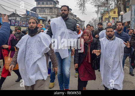 Febbraio 12, 2019 - Srinagar, Jammu e Kashmir - NHM dipendenti sono visto anti gridando slogan del governo durante la protesta a Srinagar.NHM (Nazionale Salute Missione) dipendenti su ha preso un governo anti-marcia di protesta verso il Raj Bhavan in Srinagar. I dipendenti che sono stati su uno sciopero poiché gli ultimi trenta giorni sono esigenti la regolarizzazione in modo graduale, la parità di retribuzione per pari lavoro e altre prestazioni di sicurezza sociale. La polizia manganelli usati sui manifestanti e molti di loro sono stati arrestati durante la protesta. Credito: Idrees Abbas SOPA/images/ZUMA filo/Alamy Live News Foto Stock