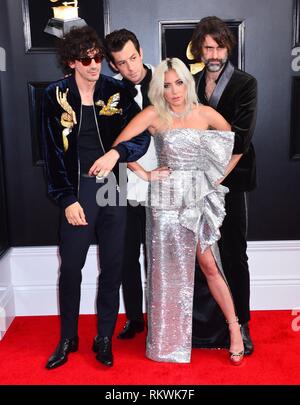 Los Angeles, CA, Stati Uniti d'America. 10 Febbraio, 2019. Andrew Wyatt, Anthony Rossomando, Lady Gaga, Mark Ronson presso gli arrivi per 61st Annual Grammy Awards - Gli arrivi 3, Staples Center di Los Angeles, CA Febbraio 10, 2019. Credito: Tsuni/Everett raccolta/Alamy Live News Foto Stock