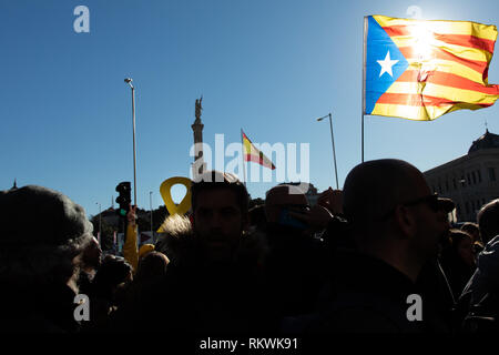 Madrid, Spagna. 12 Feb, 2019. La bandiera della Catalogna in Plaza de col-n a Madrid accanto alla bandiera della Spagna. Credito: Jesús Hellin/Alamy Live News Foto Stock