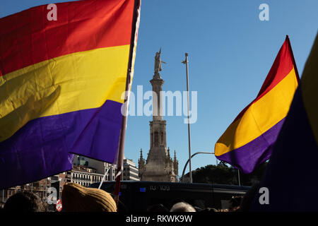 Madrid, Spagna. 12 Feb, 2019. I dimostranti che porta la bandiera repubblicana nella Plaza de Colón di Madrid. Credito: Jesús Hellin/Alamy Live News Foto Stock