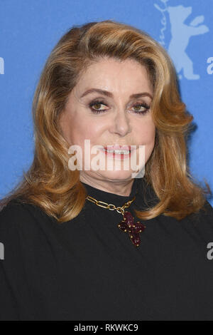 Berlino, Germania. Il 12 aprile, 2019. L'attrice francese Catherine Deneuve assiste il photocall per addio alla notte (L' adieu ˆ la nuit) durante la sessantanovesima Berlinale Festival Internazionale del Cinema di Berlino presso il Grand Hyatt Hotel di Berlino. Credito: Paolo Treadway Credito: Paolo Treadway/Alamy Live News Foto Stock