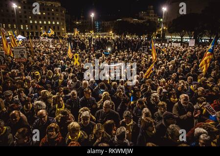 Barcellona, Spagna. 12 Feb, 2019. Il catalano separatisti si riuniscono per protestare contro l'avvio del processo davanti alla Corte suprema contro 12 leader catalano accusato di sedizione e ribellione contro la Spagna e l'uso improprio di fondi pubblici in relazione con un bandito referendum sulla secessione e indipendenza di un voto al Parlamento catalano in ottobre 2017. Credito: Matthias Oesterle/Alamy Live News Foto Stock