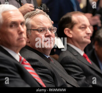 Washington DC, Stati Uniti d'America. 12 Feb, 2019. Deliberando interni Segretario David Bernhardt partecipa a una riunione del gabinetto, 12 febbraio 2019 presso la Casa Bianca di Washington, DC. Credito: Chris Kleponis/Piscina via CNP /MediaPunch Credito: MediaPunch Inc/Alamy Live News Foto Stock