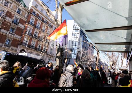 Madrid, Spagna. 12 Feb, 2019. Cinquanta separatisti sono concentrati nelle strade intorno al sommo all'inizio della sperimentazione del '0001' Cordon Premere Credito: CORDON PREMERE/Alamy Live News Foto Stock