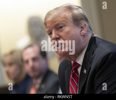 Washington, Distretto di Columbia, Stati Uniti d'America. 12 Feb, 2019. Il Presidente degli Stati Uniti, Trump partecipa a una riunione del gabinetto, 12 febbraio 2019 presso la Casa Bianca di Washington, DC. Credito: Chris Kleponis/Piscina via CNP Credito: Chris Kleponis/CNP/ZUMA filo/Alamy Live News Foto Stock