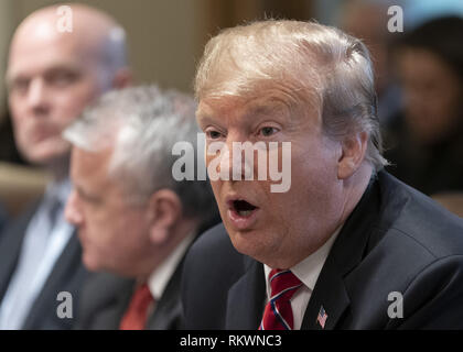 Washington, Distretto di Columbia, Stati Uniti d'America. 12 Feb, 2019. Il Presidente degli Stati Uniti, Trump partecipa a una riunione del gabinetto, 12 febbraio 2019 presso la Casa Bianca di Washington, DC. Credito: Chris Kleponis/Piscina via CNP Credito: Chris Kleponis/CNP/ZUMA filo/Alamy Live News Foto Stock