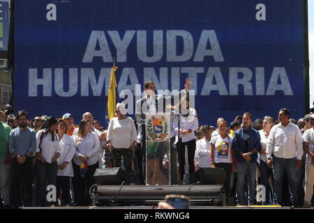 Caracas, Venezuela. 12 Feb, 2019. Juan Guaido (M), l'auto-proclamato presidente ad interim, indirizzi di numerosi oppositori del governo a una protesta nella capitale venezuelana. Guaido invita le forze armate per aprire le frontiere e consentire la distribuzione di aiuti umanitari alla popolazione sofferente. Guaidó ha annunciato che la consegna potrebbe essere portato in paese dal 23 febbraio. Credito: Rafael Hernández/dpa/Alamy Live News Foto Stock