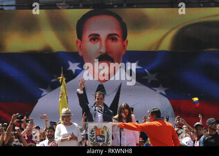 Caracas, Venezuela. 12 Feb, 2019. Juan Guaido (M), l'auto-proclamato presidente ad interim, indirizzi di numerosi oppositori del governo a una protesta nella capitale venezuelana. Guaido invita le forze armate per aprire le frontiere e consentire la distribuzione di aiuti umanitari alla popolazione sofferente. Guaidó ha annunciato che la consegna potrebbe essere portato in paese dal 23 febbraio. Credito: Rafael Hernández/dpa/Alamy Live News Foto Stock