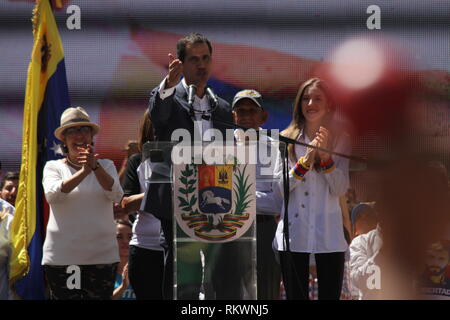 Caracas, Venezuela. 12 Feb, 2019. Juan Guaido (M), l'auto-proclamato presidente ad interim, indirizzi di numerosi oppositori del governo a una protesta nella capitale venezuelana. Guaido invita le forze armate per aprire le frontiere e consentire la distribuzione di aiuti umanitari alla popolazione sofferente. Guaidó ha annunciato che la consegna potrebbe essere portato in paese dal 23 febbraio. Credito: Rafael Hernández/dpa/Alamy Live News Foto Stock