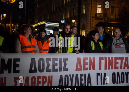 Atene, Grecia. 12 Febbraio, 2019. I manifestanti in attesa di banner e gridare slogan come essi marzo verso il parlamento. Settore pubblico a termine sindacati lavoratori sono scesi in piazza per chiedere più di diritti del lavoro e che i loro contratti vengono modificate in modo permanente. Credito: Nikolas Georgiou/Alamy Live News Foto Stock