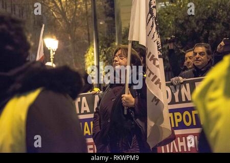 Atene, Grecia. 12 Feb, 2019. Una donna si vede tenendo un flag durante la dimostrazione.dimostrazione dei funzionari pubblici nel centro di Atene, che chiedono un permanente e un lavoro stabile e non in forme di lavoro flessibili. Credito: Nikolas Joao Kokovlis SOPA/images/ZUMA filo/Alamy Live News Foto Stock