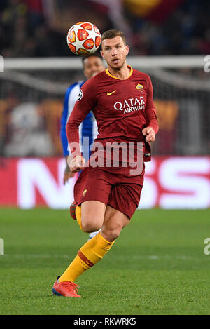 Roma, Italia. 12 feb 2019. Foto di Fabrizio Corradetti 12 Febbraio 2019 Roma (Italia) Sport Calcio Roma - Porto la UEFA Champions League 2018-2019 - Stadio Olimpico di Roma Nella foto: Edin Dzeko Foto Fabrizio Corradetti 12st Febbraio 2019 Roma (Italia) Sport Soccer Roma - Porto la UEFA Champions League 2018-2019 - Stadio Olimpico di Roma nel pic: Edin Dzeko Credito: Fabrizio Corradetti/Alamy Live News Foto Stock